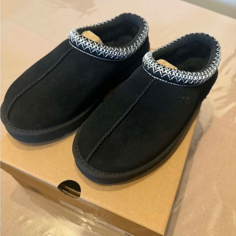 UGG Tasman Slippers Size 7 for Women’s, size 5 for Men’s Black